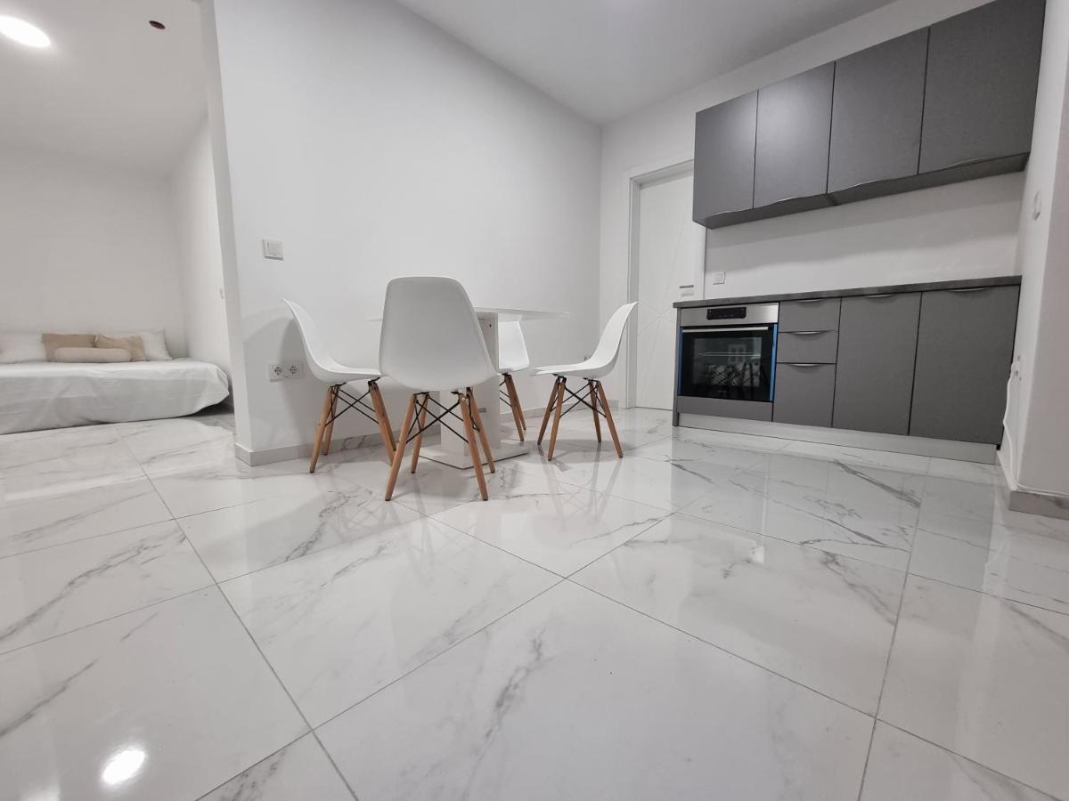 Apartmani Anastasia With Pool, Новалья Экстерьер фото